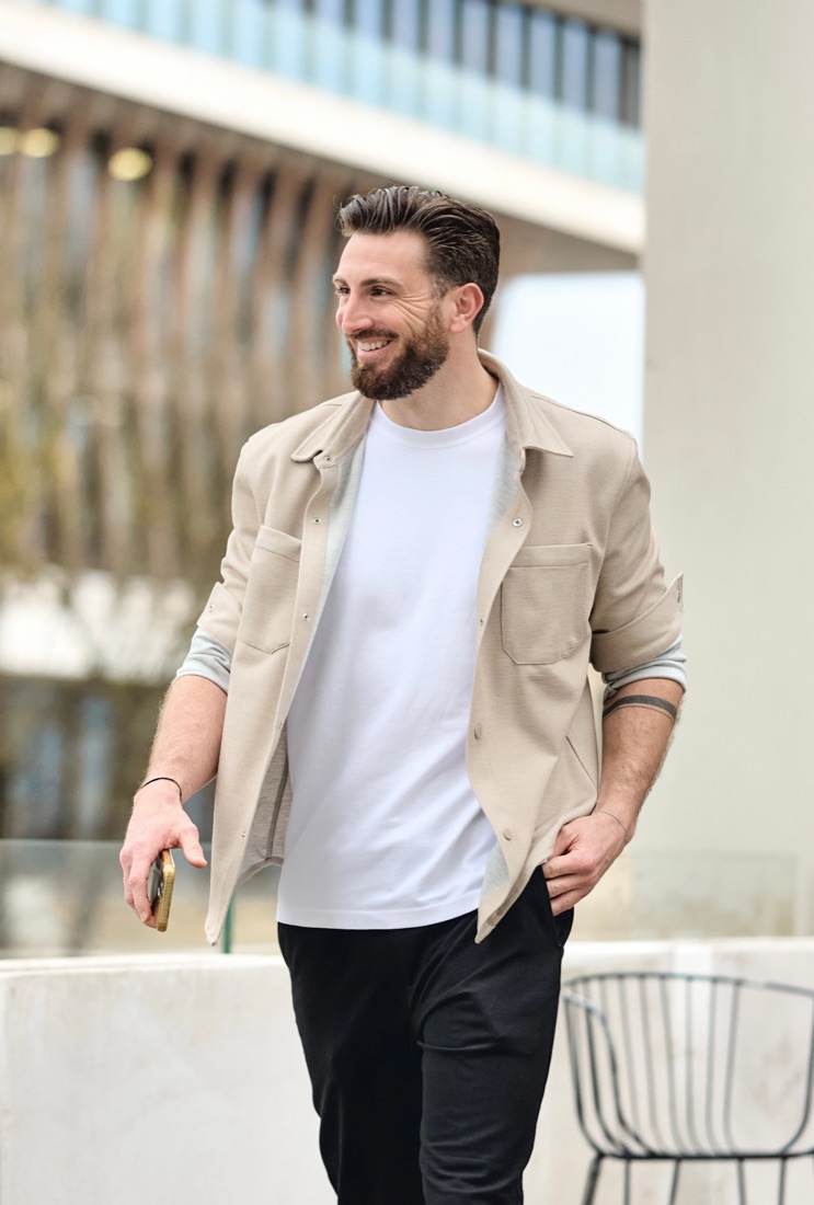 Julien Voinson, souriant, en train de marcher.